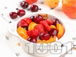 Плодова салата с череши, вишни и ягоди с цедено кисело мляко и ванилия - снимка на рецептата